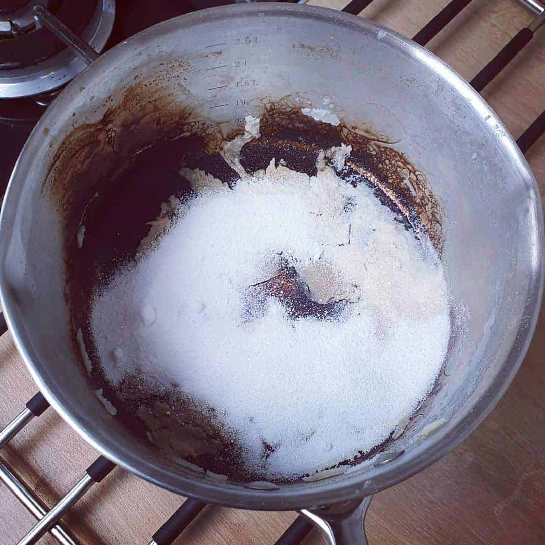 cleaning-burnt-pan