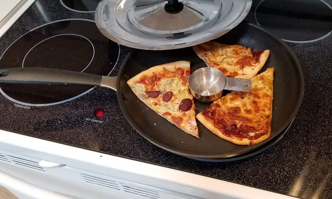 how to reheat pizza in a pan