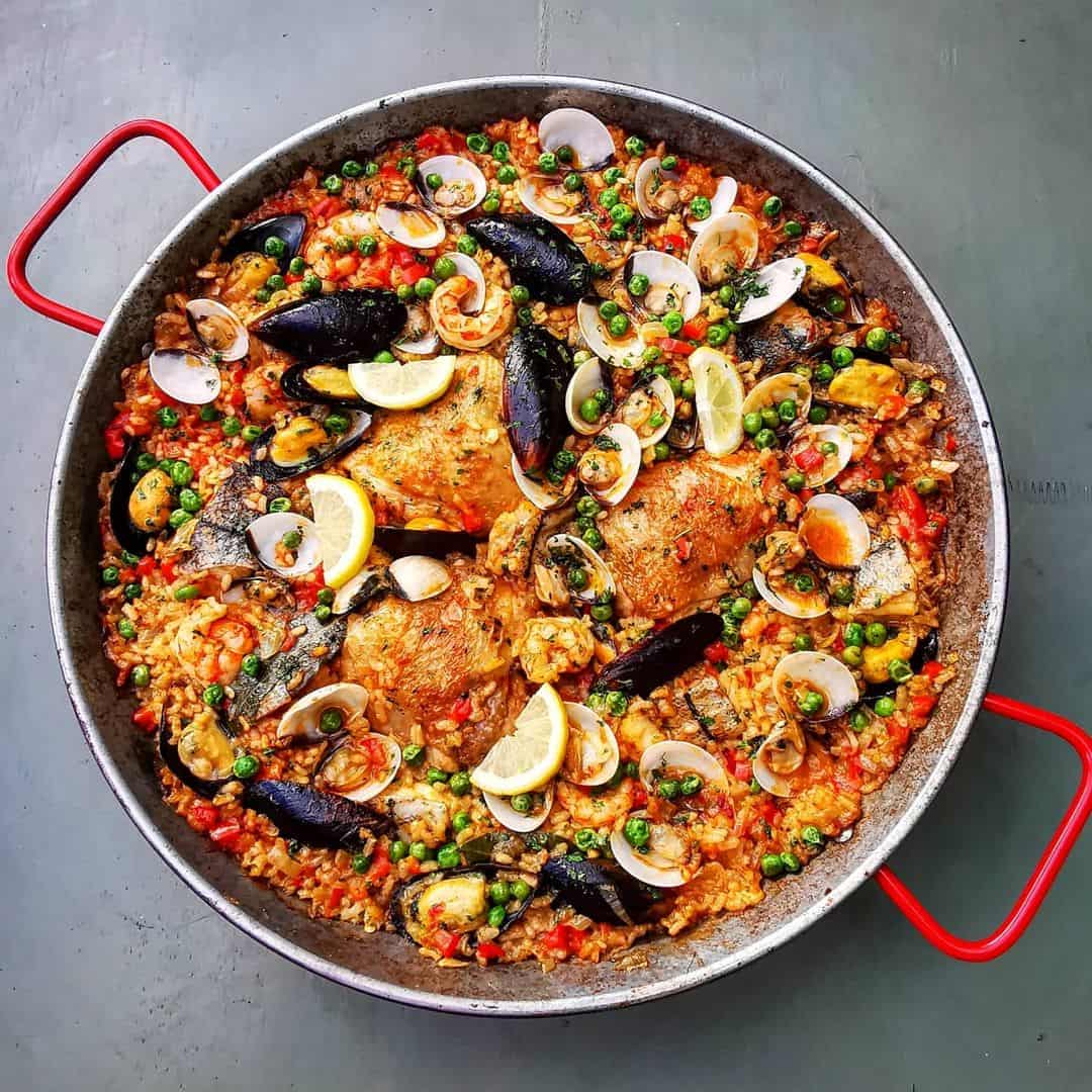 what does a paella pan look like