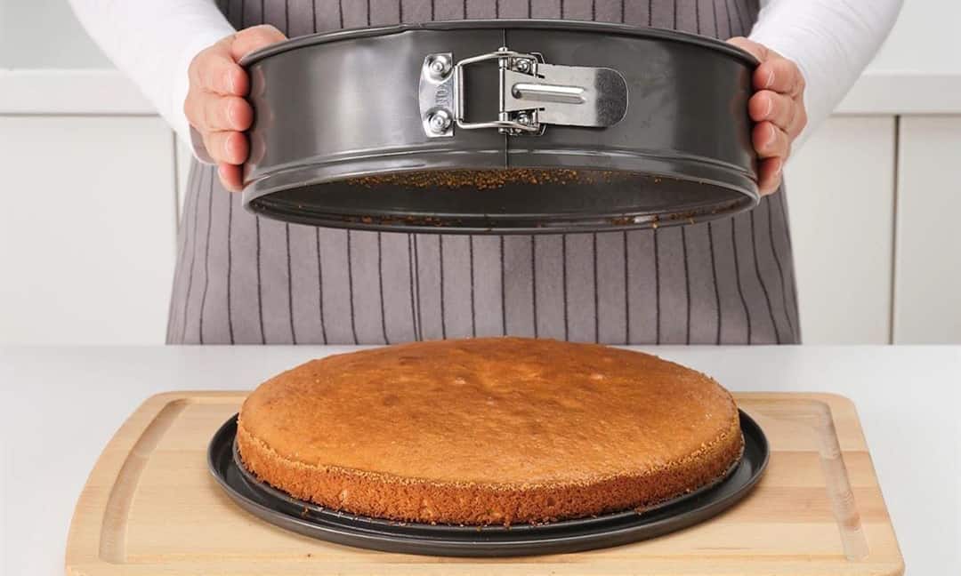 Keeping Your Cake Pans Clean