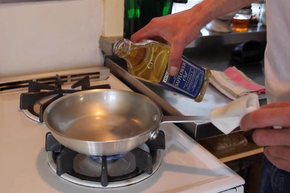 how to season aluminum pans