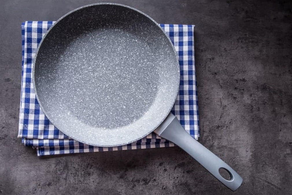 how to season ceramic pan