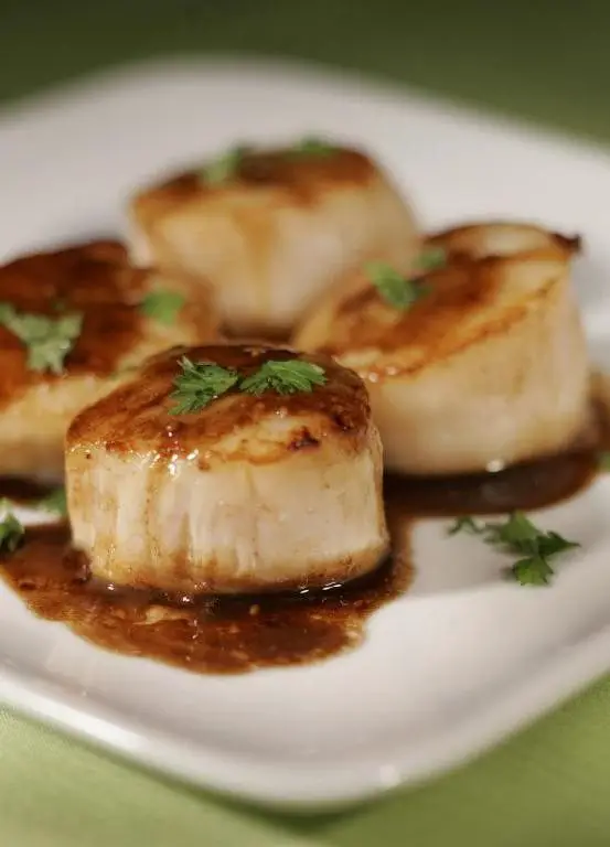 Balsamic Glazed Scallops with Herb Sauce