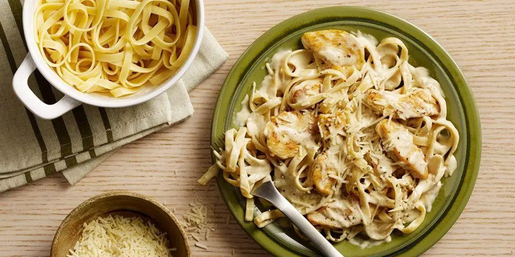 Classic Chicken Alfredo with Ragu Sauce