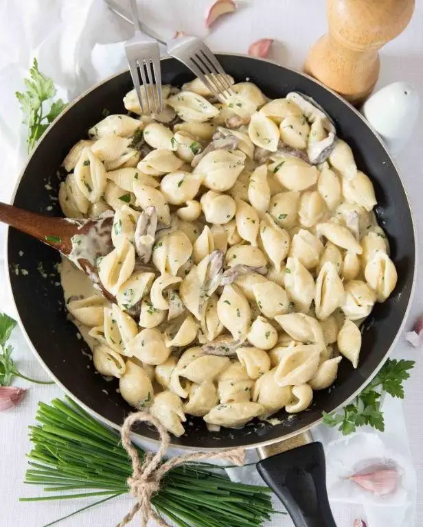 Creamy Mushroom and Spinach Conchiglie