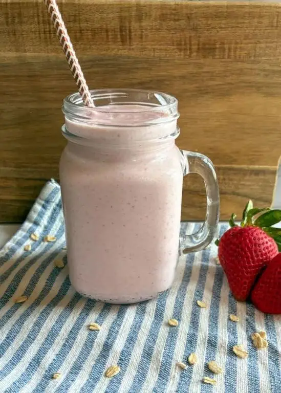 Creamy Strawberry Oatmeal Smoothie with Milk