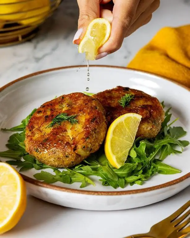 Dungeness Crab Cakes with Lemon Aioli