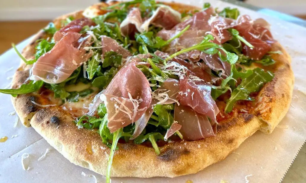 Neapolitan Pizza with Prosciutto and Arugula