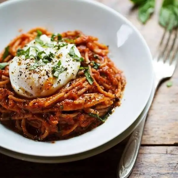 Pasta with Fried Eggs and Tomato Sauce