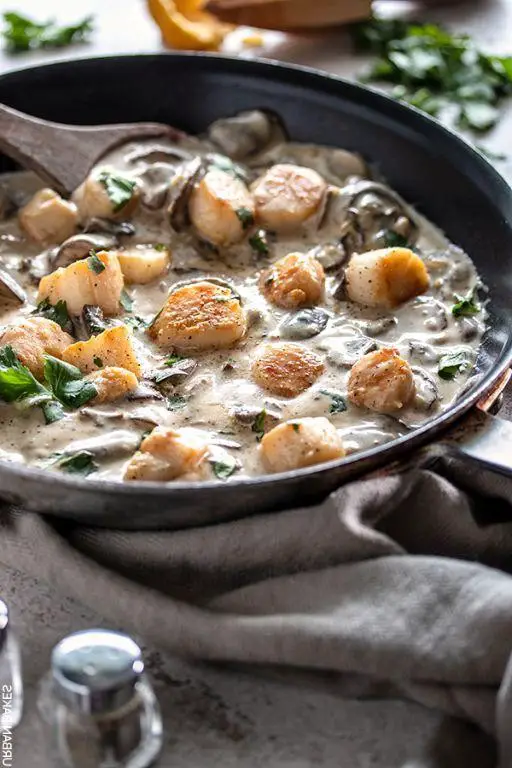 Scallops with Mushroom Cream Sauce