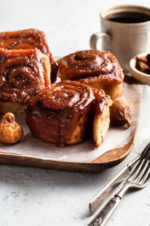 Simple Fig and Cinnamon Rolls