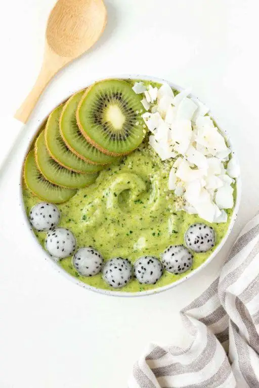 Smoothie Bowl with Kale and Pineapple