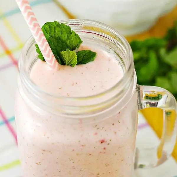 Strawberry Mint Smoothie with Milk