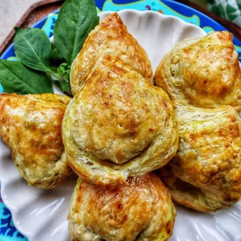 Thai Curry Chicken Puff Pastry Shells